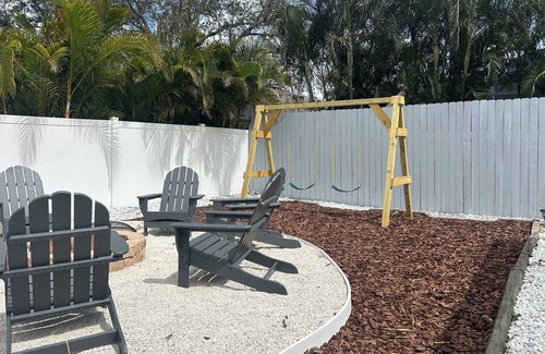 Whitfield House | NEW Heated Pool, Pickleball/Basketball, Sauna, Fire Pit, Outdoor Kitchen