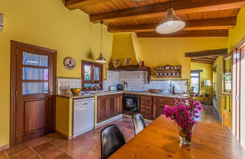 Inca Villa | NEW! Holiday House with huge pool just 15 min from the beach, Inca Mallorca