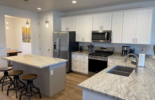 Flagstaff House | New home-3 miles to DT Flag! With grill, firepit, AC