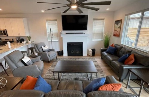 Flagstaff House | New home-3 miles to DT Flag! With grill, firepit, AC