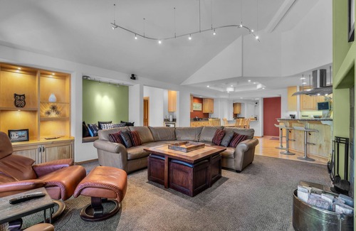Sunriver House | New! Hot Tub ~ Bonus Room ~ Games Tables ~ 4 Bedrooms ~ 10 SHARC passes ~ AC!