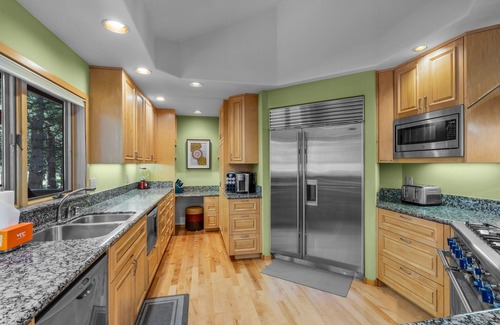 Sunriver House | New! Hot Tub ~ Bonus Room ~ Games Tables ~ 4 Bedrooms ~ 10 SHARC passes ~ AC!