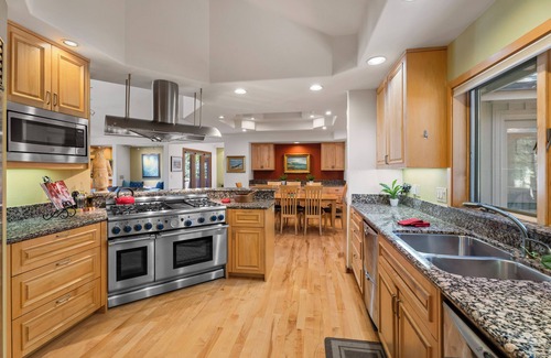 Sunriver House | New! Hot Tub ~ Bonus Room ~ Games Tables ~ 4 Bedrooms ~ 10 SHARC passes ~ AC!