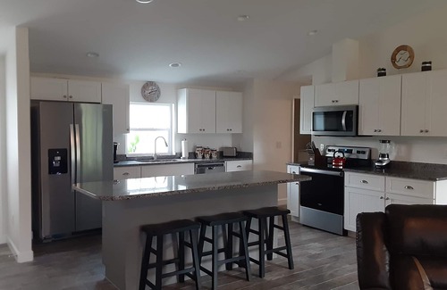 Englewood East House | New house completed in Mar 2022 with pool and tiki bar! 15 min. to Gulf Beaches.