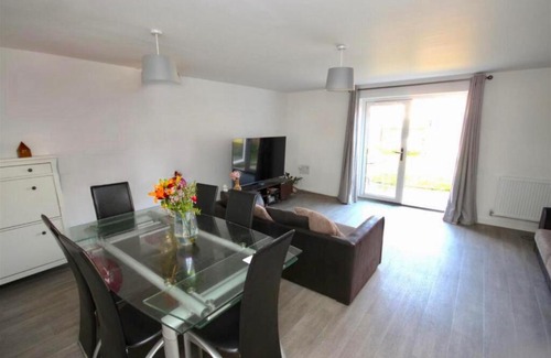 Wellingborough House | New House! Large Drive! Ideal For Business or Relocation, Weekly and Monthly Stay
