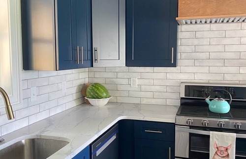 Clayton House | New house w/view; 5-10 mins to Clayton & Burton; sleeps 9; rooms Ensuite