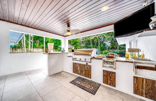 South Corals House | NEW! HTD POOL/HOT TUB/5 MIN TO BEACH/BAR!