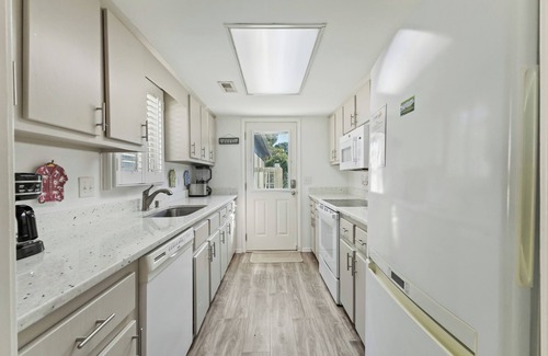 Myrtle Beach Cottage | *NEW* I Luxury Beach House I Walk to Beach I Pool
