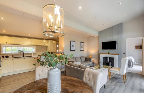 Woodhall Spa Ski Chalet | New in 2018. Modern and luxurious lodge with lakeside view.