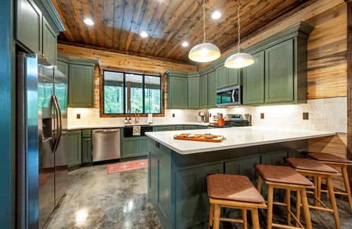 Pickens Cabin | *NEW* Jam, Swim, Play | Pool+Arcade+Playground+HotTub