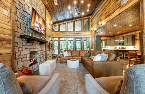 Pickens Cabin | *NEW* Jam, Swim, Play | Pool+Arcade+Playground+HotTub