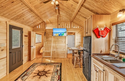 Marathon Cabin | New Keys Cabins. Family sized cabins with full kitchens,