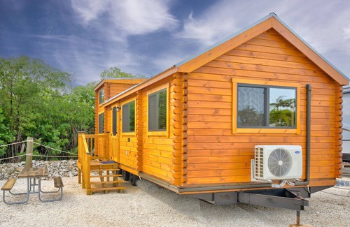 Marathon Cabin | New Keys Cabins. Family sized cabins with full kitchens,