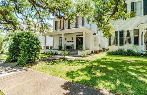 Washington Square House | NEW King Apt | Sleeps 6 | Mardi Gras | EV Charger