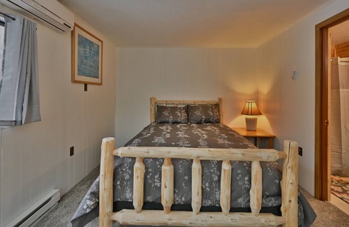 White Haven Cabin | NEW ! Lake front Lookout Log Cabin! Private Lake !