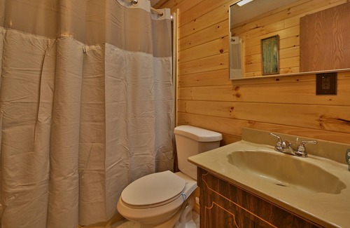 White Haven Cabin | NEW ! Lake front Lookout Log Cabin! Private Lake !