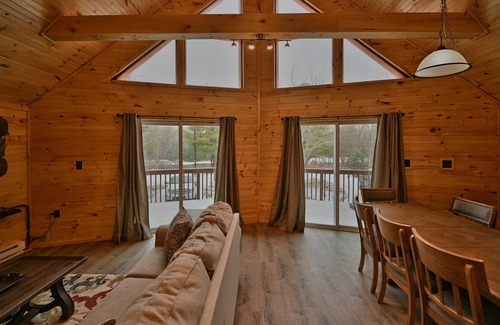 White Haven Cabin | NEW ! Lake front Lookout Log Cabin! Private Lake !
