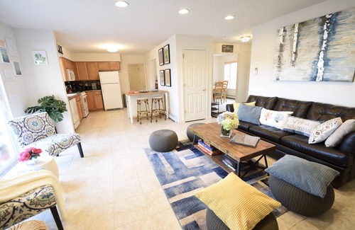 Pocono Summit House | ✨★NEW★✨🚣‍♂️LAKEFRONT⛱SKI⛷🏂★Kalahari★Hot Tub★Mini Golf★BOOK NOW!★