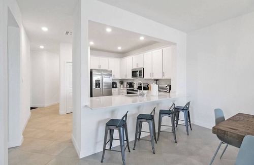 Grove City House | New lakefront villa with all of the amenities - Near Beaches - Hibiscus Haven