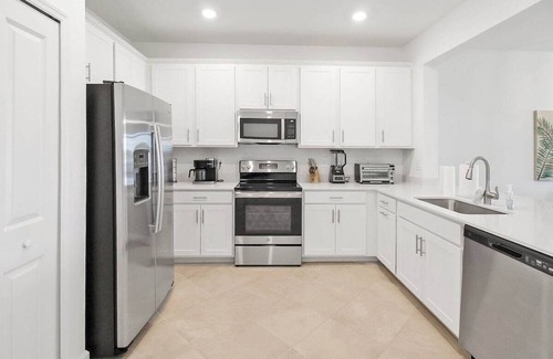 Grove City House | New lakefront villa with all of the amenities - Near Beaches - Hibiscus Haven