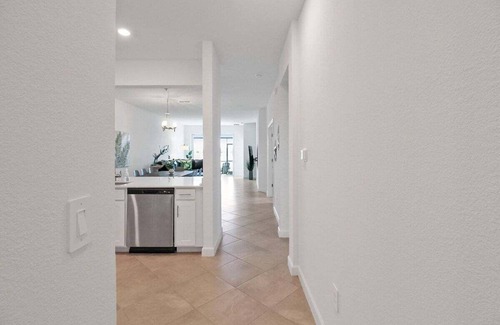 Grove City House | New lakefront villa with all of the amenities - Near Beaches - Hibiscus Haven