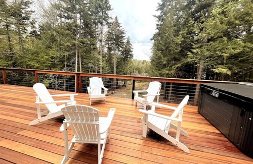 Wilmington House | New-Lakehouse w/Hot Tub. Min from town and Skiing