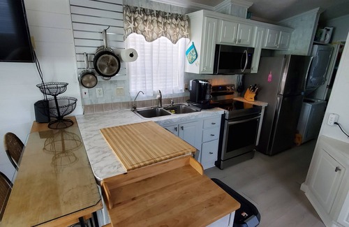 North Naples Cottage | "NEW" Lakeside Cottage, Resort. Serene, Tranquil hm. 2.3 miles from the Beach.