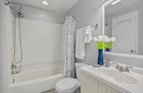 Potomac Falls House | NEW! Large 3-story townhome Private, Self checkin, Pet Friendly!