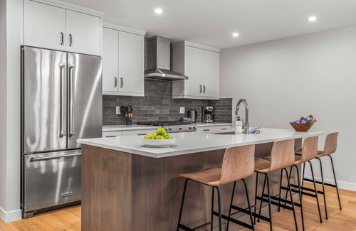 Canmore Condo | New Large & Fabulous -1500sqft,Hot Tub, BBQ