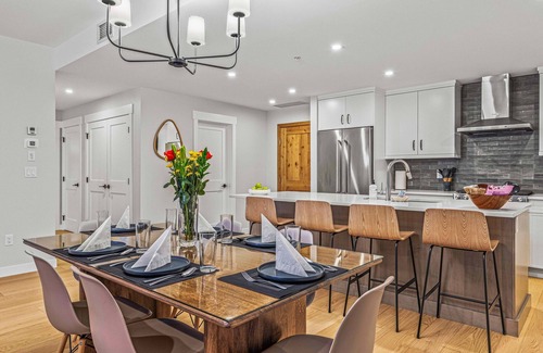 Canmore Condo | New Large & Fabulous -1500sqft,Hot Tub, BBQ