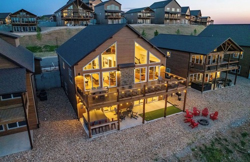 Kimberling City House | NEW! LAZY RIVER+Pools+Hot Tub+Game Rm+Theater Rm+Arcade, LAKE Views, Sleeps 22