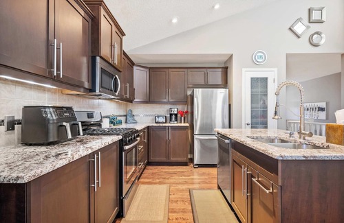 Calgary House | NEW! LG Family Home: Near Airport, FREE Banff Pass, Wine, Netflix, Gym & More!