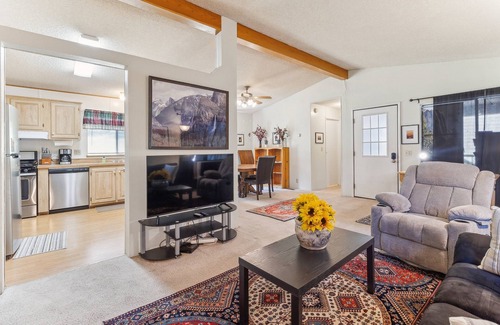 Groveland Cabin | NEW! Lincoln Lodge 2-Bedroom Cabin with Pool - Pets Allowed by Yosemite Region Resorts