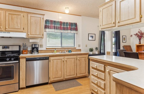Groveland Cabin | NEW! Lincoln Lodge 2-Bedroom Cabin with Pool - Pets Allowed by Yosemite Region Resorts