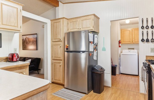 Groveland Cabin | NEW! Lincoln Lodge 2-Bedroom Cabin with Pool - Pets Allowed by Yosemite Region Resorts