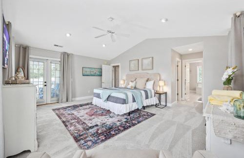 Crescent Beach Villa | New Listing, 2min WALK to Beach, Single Family Home, Pet Friendly, Smart TV, Sleeps 10, Private Backyard, BBQ