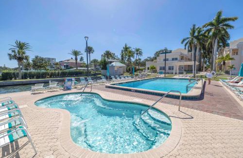 Siesta Key Apartment | New Listing! Bayside Unit, Balcony, Private Beach!