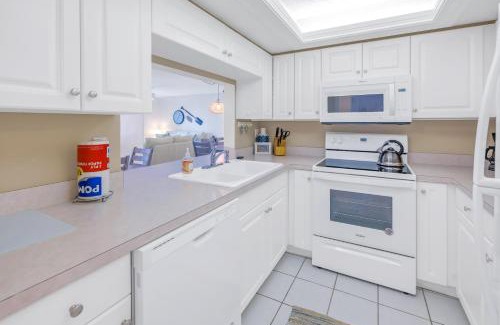 Siesta Key Apartment | New Listing! Bayside Unit, Balcony, Private Beach!