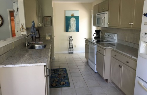Saint Helena Island House | NEW LISTING - Charming 3 bedroom home on quiet street close to beach access