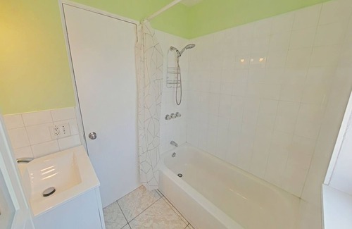 West Lealman House | NEW LISTING-COZY HOME-PING PONG TABLE/DARTBOARD/BBQ-NEAR BEACH/RESTAURANTS!