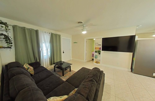 West Lealman House | NEW LISTING-COZY HOME-PING PONG TABLE/DARTBOARD/BBQ-NEAR BEACH/RESTAURANTS!