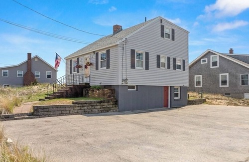 Newbury House | NEW LISTING DISCOUNT Oceanfront on Plum Island w/4+ bedrooms. Family friendly!