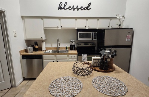 Clearwater Apartment | New Listing in ClearwaternKing Bed Cozy Condo