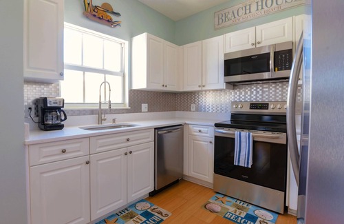 New Smyrna Beach Condo | *New Listing* Luxury Courtyard Condo! Walk to Beach/Restaurants/Shops. Free WiFi