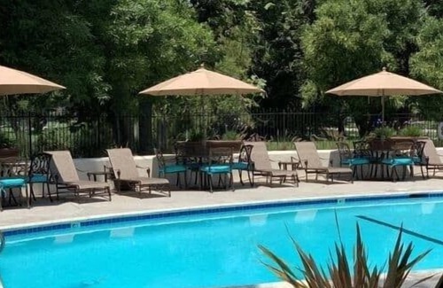 Valencia Apartment | NEW LISTING! Luxury Modern Suite, Kingbed, Fast Wifi by RedAwning