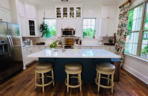 Country Club House | New listing! Luxurious space less than 2 miles from the Square and the Stadium.