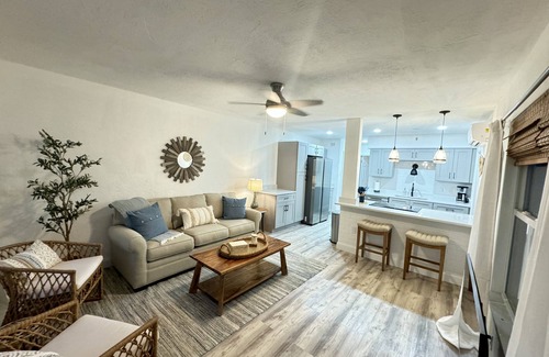 Treasure Island House | NEW LISTING! Newly Renovated Home- Treasure Island - Isle of Palms