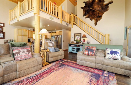 Grand Lake Cabin | *New Listing* Pet Friendly 3-bedroom and 3-bathroom cabin near RMNP!