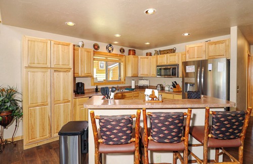 Grand Lake Cabin | *New Listing* Pet Friendly 3-bedroom and 3-bathroom cabin near RMNP!