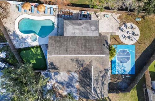 Seminole House | New listing promo,10 min to beach, backyard fun, Pool